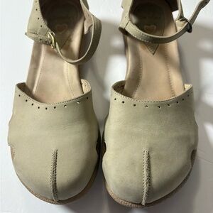 Dansko Mary Janes in Taupe Mushroom Color. Nubuck Leather, Rubber Sole. 9.5-10